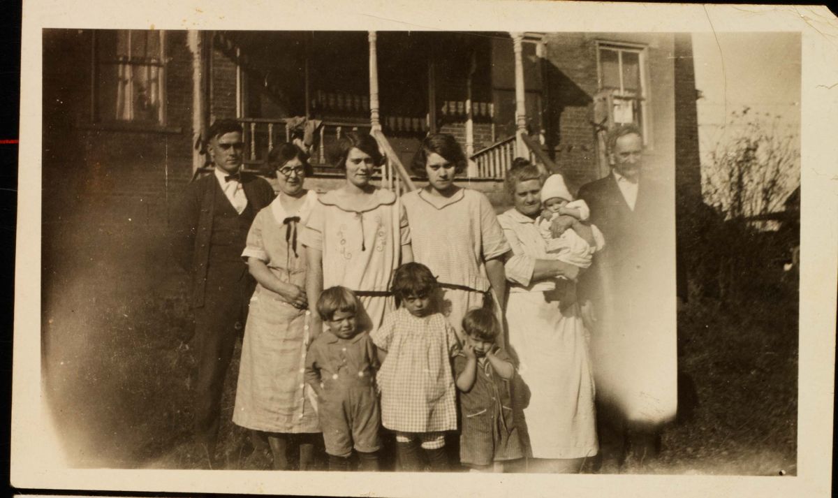 hoobler-jim-1920s-extended-family.jpg