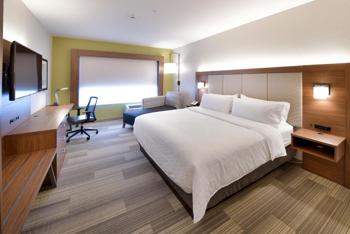 millersburg-msbws-holidayinnexpressmillersburg_kingroom.jpg