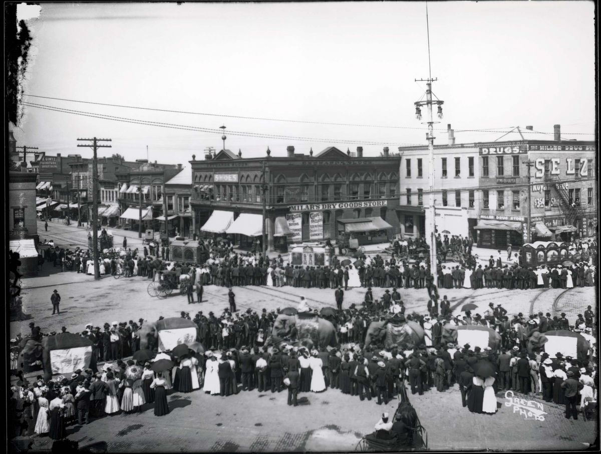 new-philadelphia-circus-on-square-early1900s.jpg