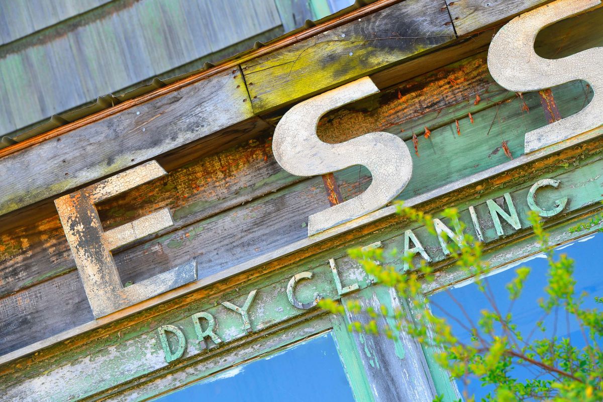 newcomerstown-besst-dry-cleaning-sign-closeup.jpg